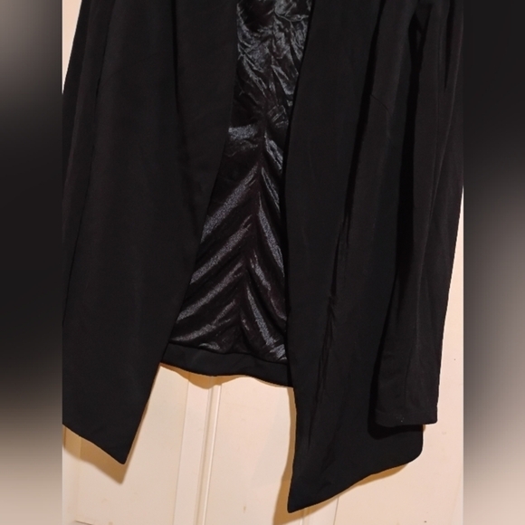 BCBGeneration Size Of Small Elegant Black Blazer With Shoulder Pads - Picture 6 of 7